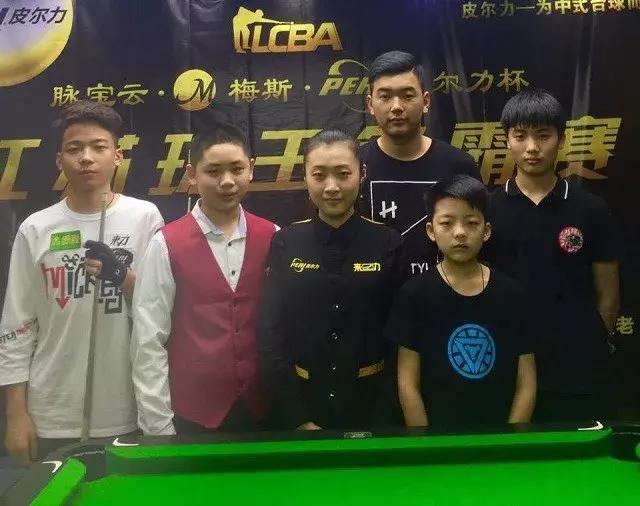 上的年轻球 上的年轻球